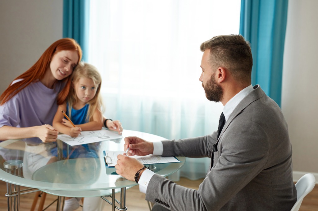 Divorced single redhead mother with child get help by professional lawyer